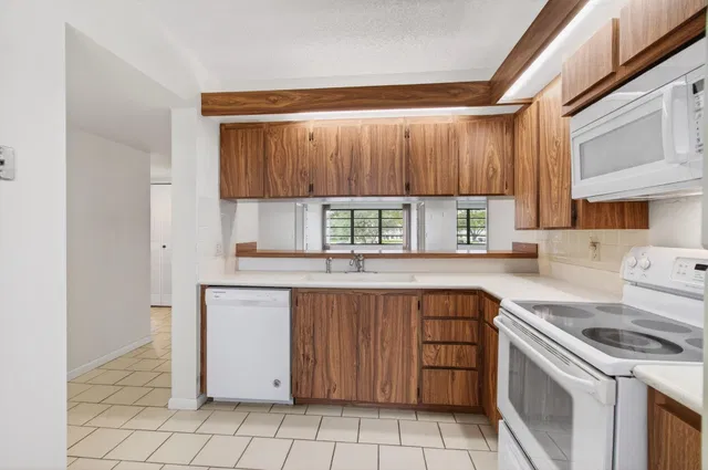 Unit 205 photo 9
