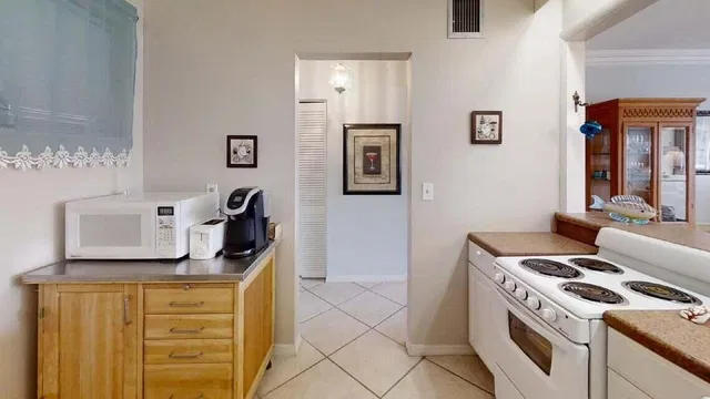 Unit 209 photo 5