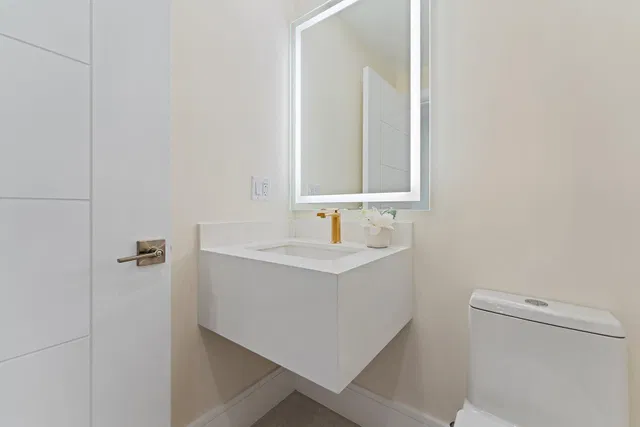 Unit 3030 photo 21