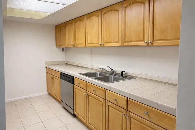 Unit 1294 photo 3