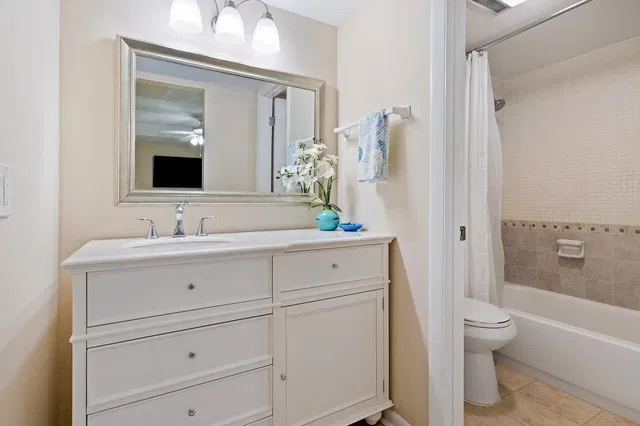 Unit 130 photo 10