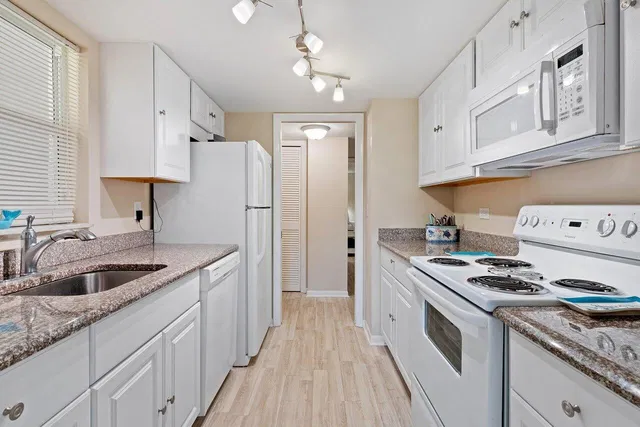 Unit 130 photo 15