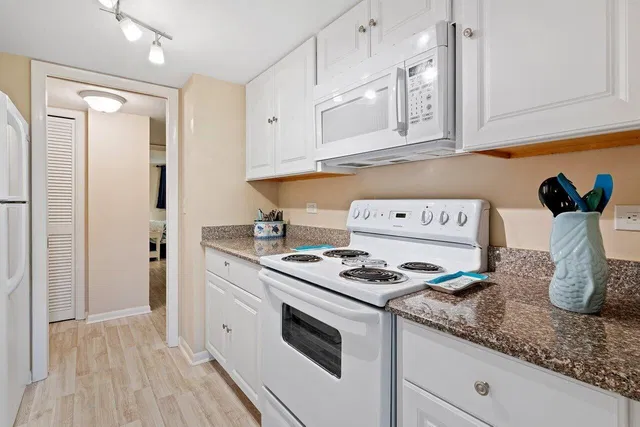 Unit 130 photo 16