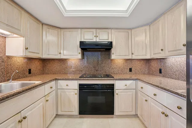 Winthrop House Condos Unit 310 photo 13