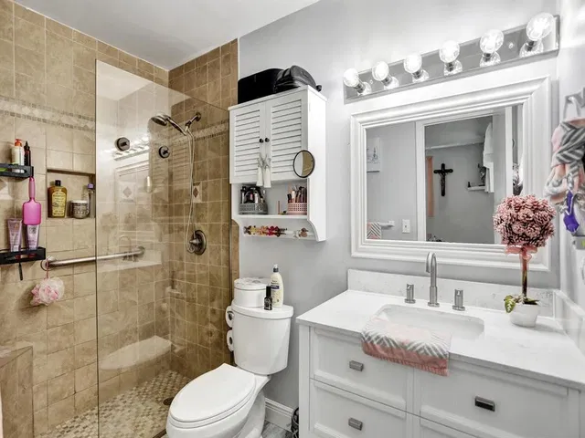 Unit 138 photo 15