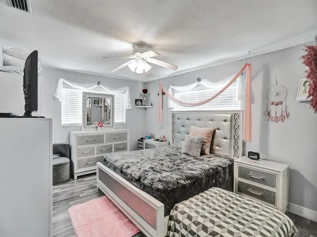 Unit 138 photo 17