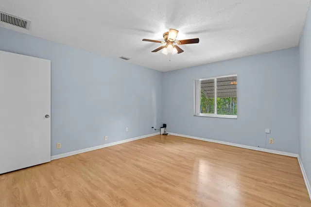 Unit 86 photo 10