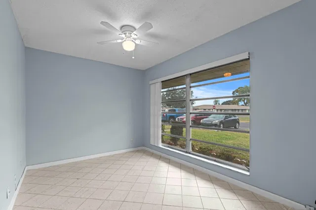 Unit 86 photo 13