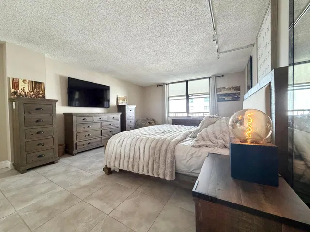 Unit 5110 photo 25