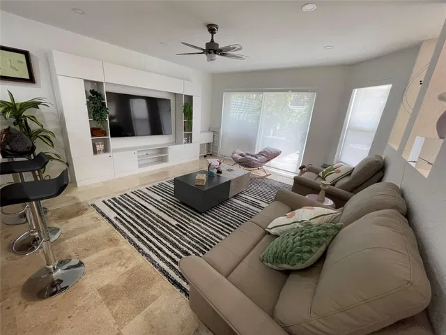  Residence photo 9