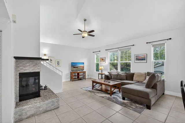Unit 1609 photo 9