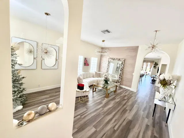 Residence photo 3