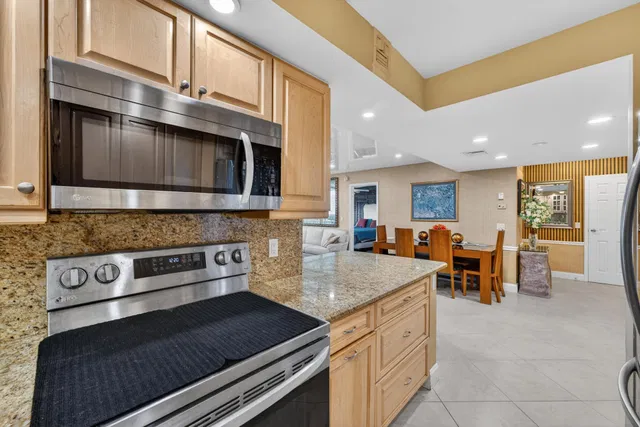 Golfview North Palm Beach I Unit 704 photo 9