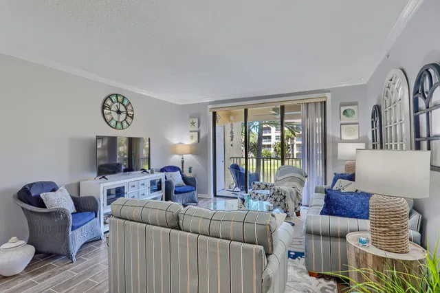 Unit 204 photo 11