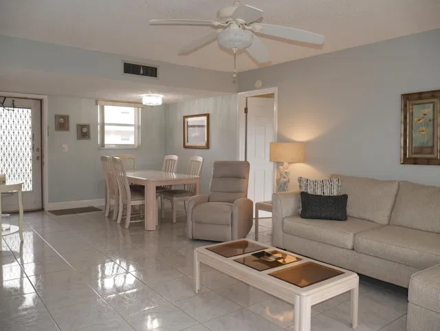 Unit 208 photo 4