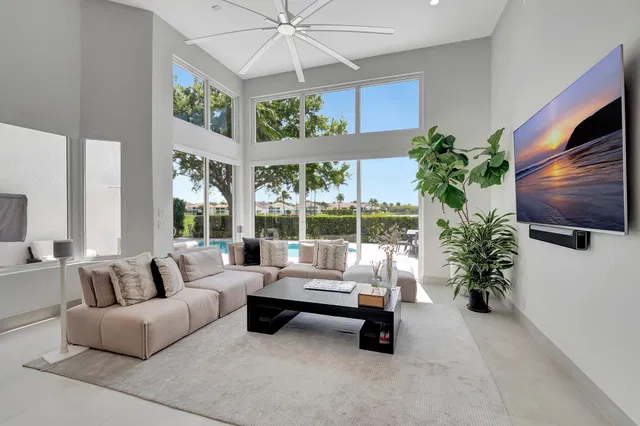Woodfield Country Club Residence photo 10