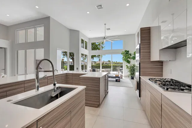 Woodfield Country Club Residence photo 17