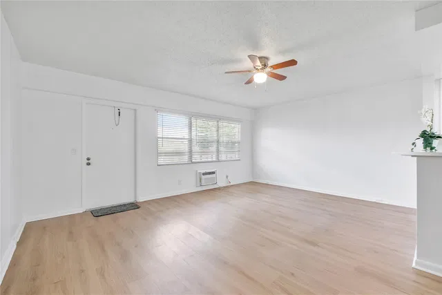 Unit 457 photo 3