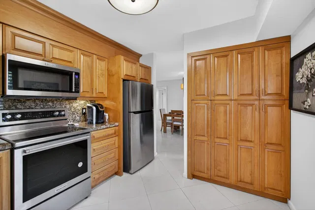 Unit 104 photo 16