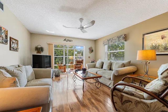 Unit 135-8 photo 3