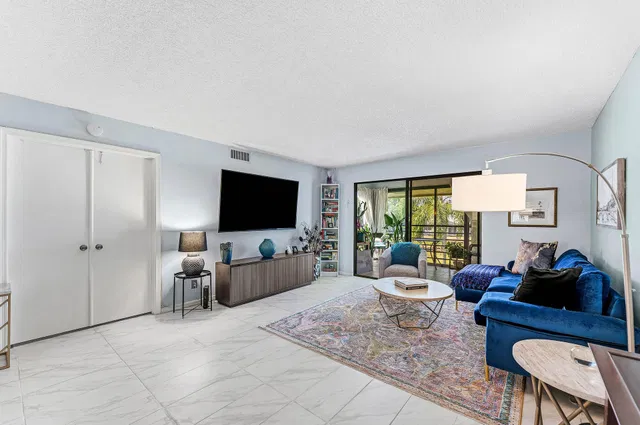 Unit 204 photo 16