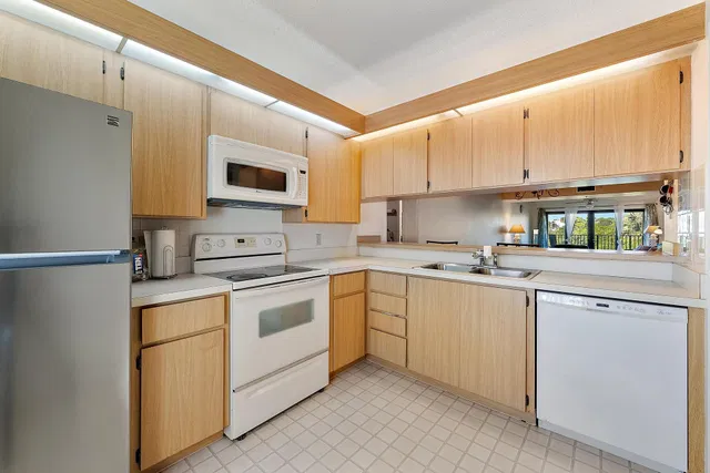 Unit 202 photo 7