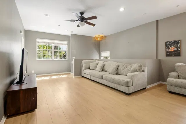 Unit H photo 19