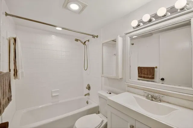 Unit 117 photo 38