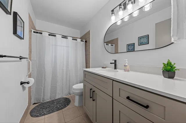 Unit 14 photo 15