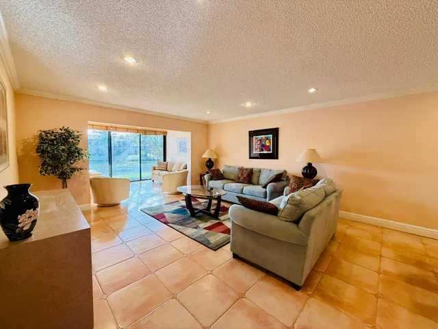Unit E photo 29