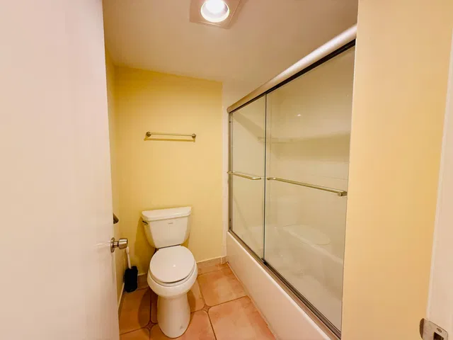 Unit E photo 33