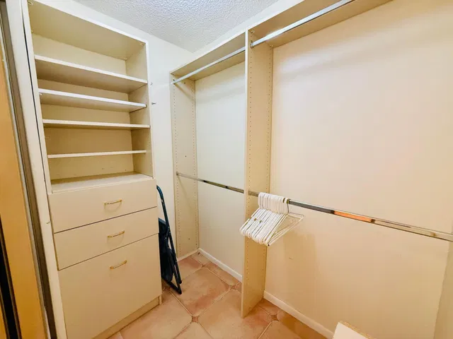 Unit E photo 35
