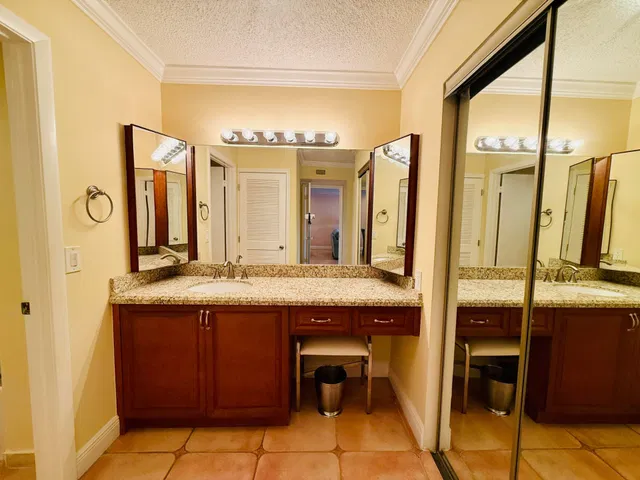 Unit E photo 36