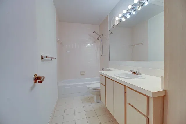  Unit B photo 26