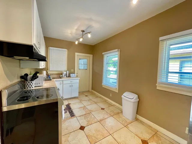 West Palm Beach Unit Sfh With A Detached Apt. photo 11