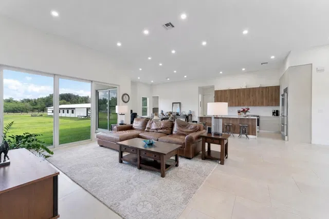 Residence photo 2