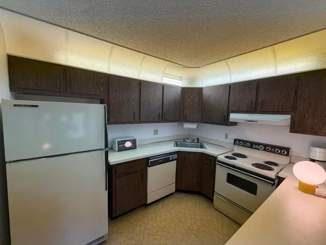 Unit C-2 photo 21