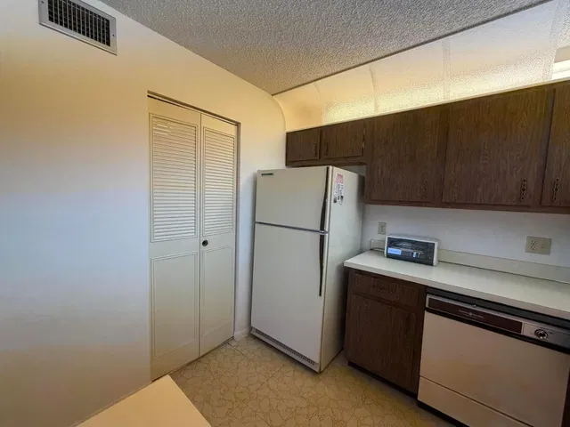 Unit C-2 photo 22