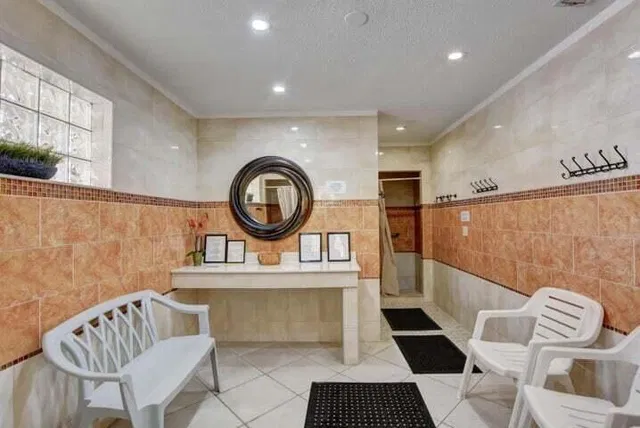 Unit 204 photo 17