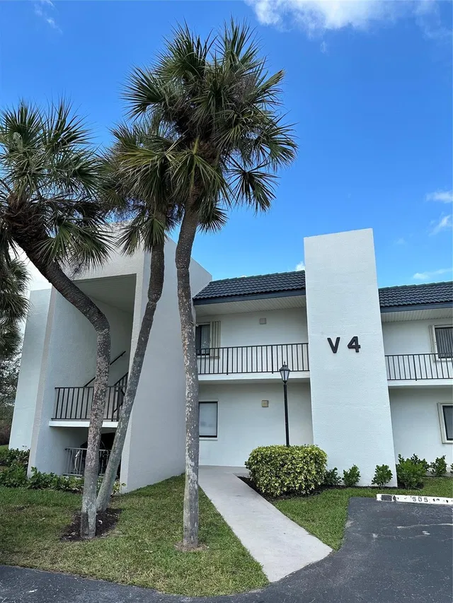 Unit 104 photo 18