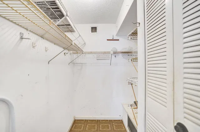 Unit 404 photo 11