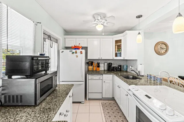 Unit 202 photo 4