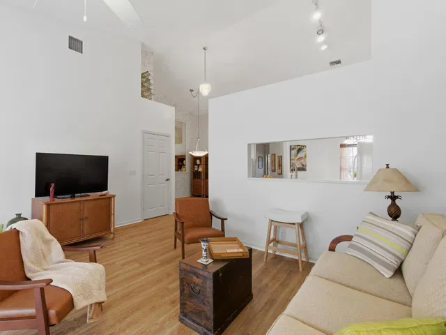  Residence photo 15