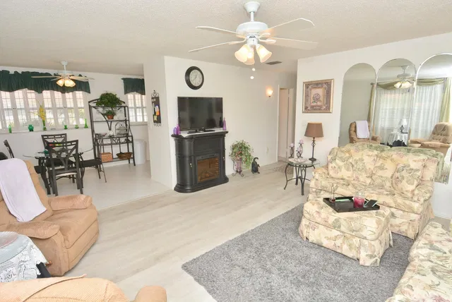 Unit 309 photo 3