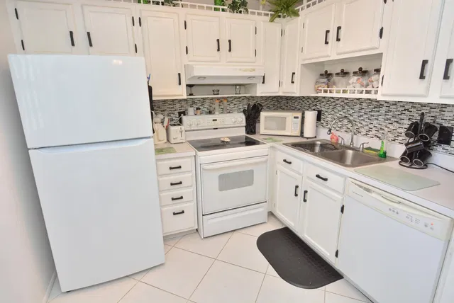 Unit 309 photo 9