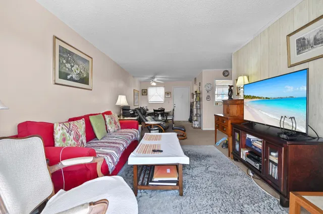 Unit 313 photo 3