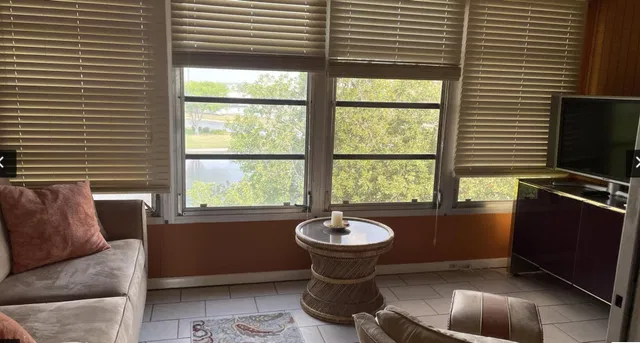  Unit 605 photo 6