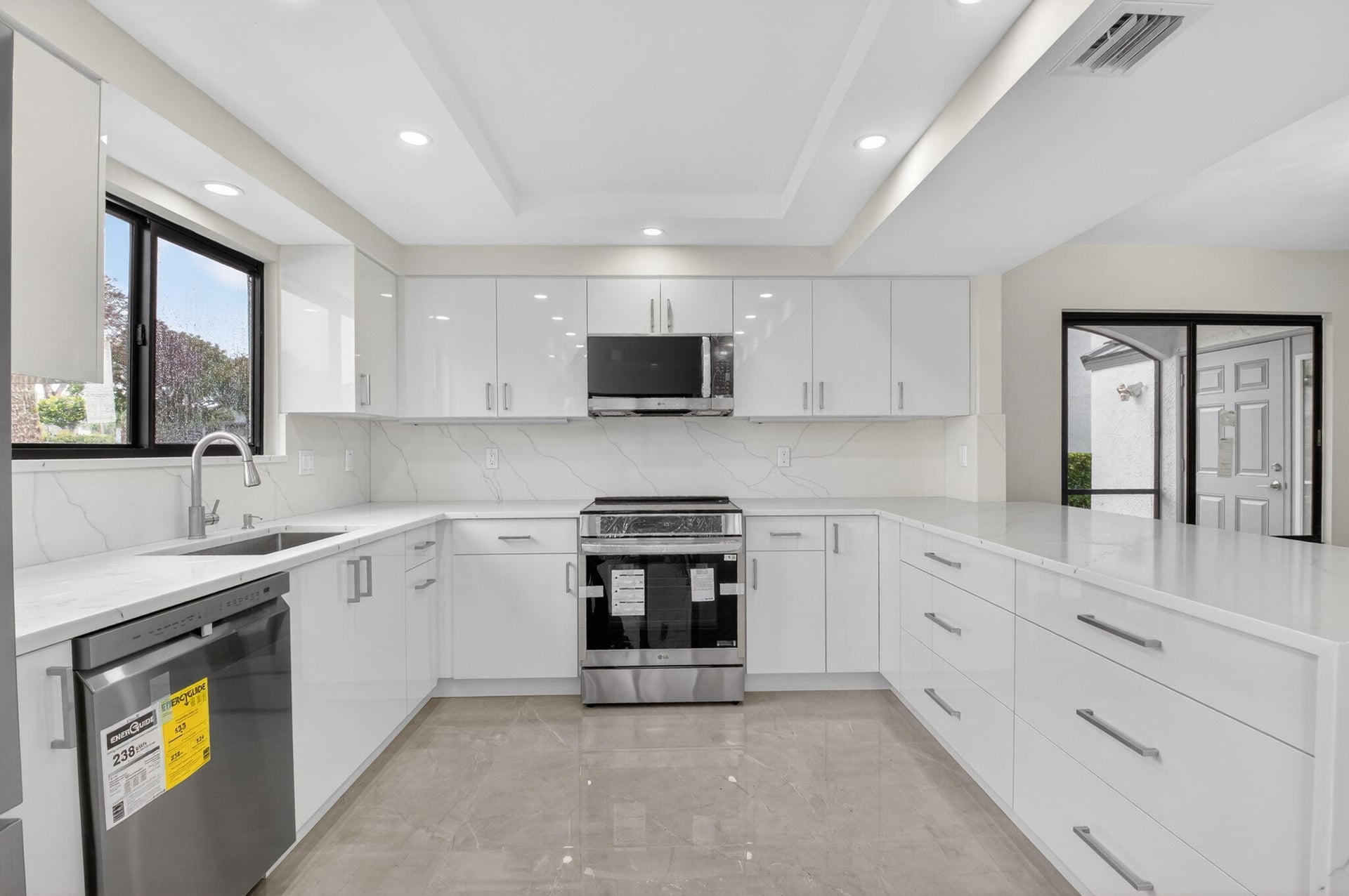 Unit 12501 photo 2