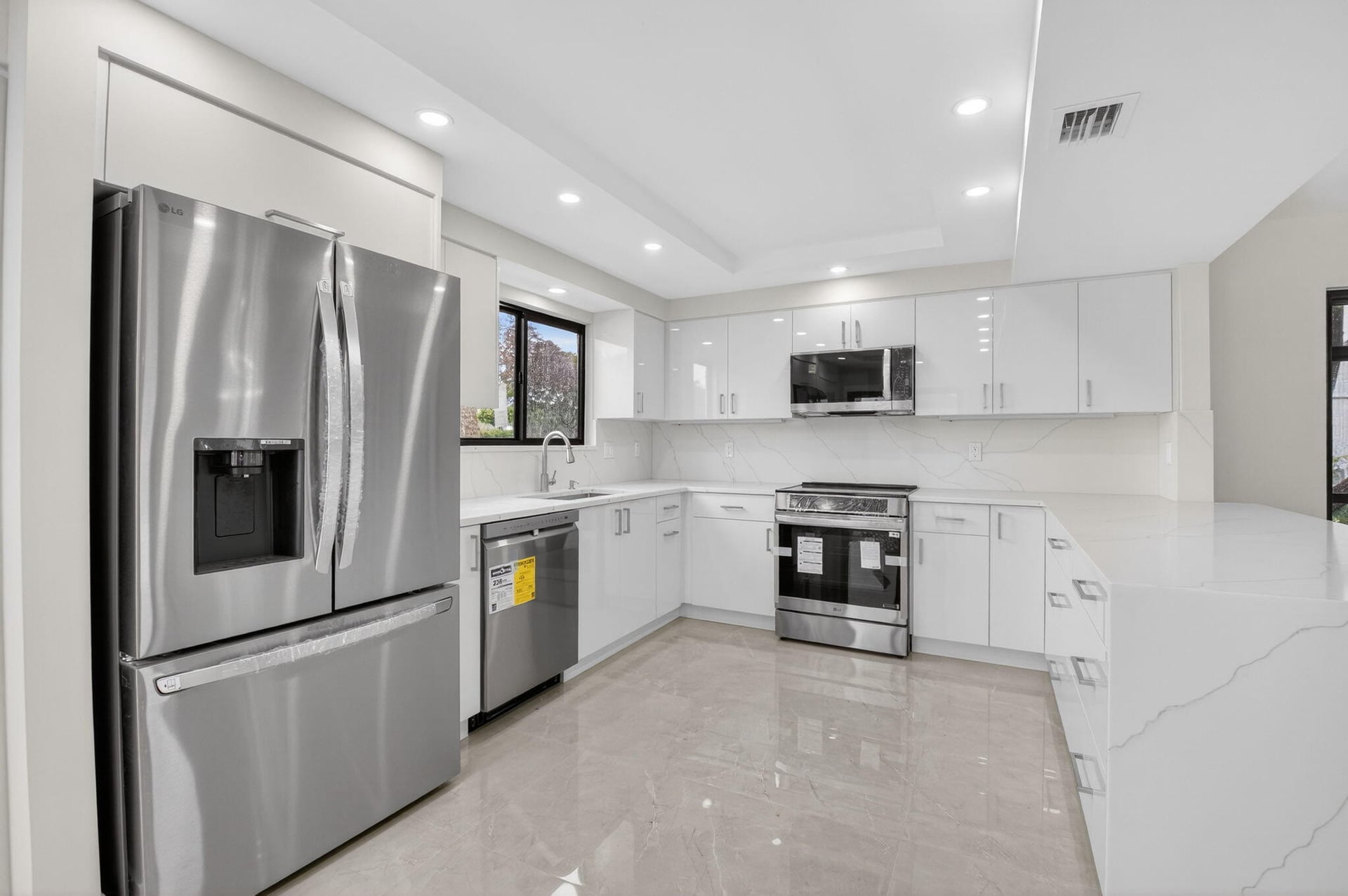 Unit 12501 photo 3