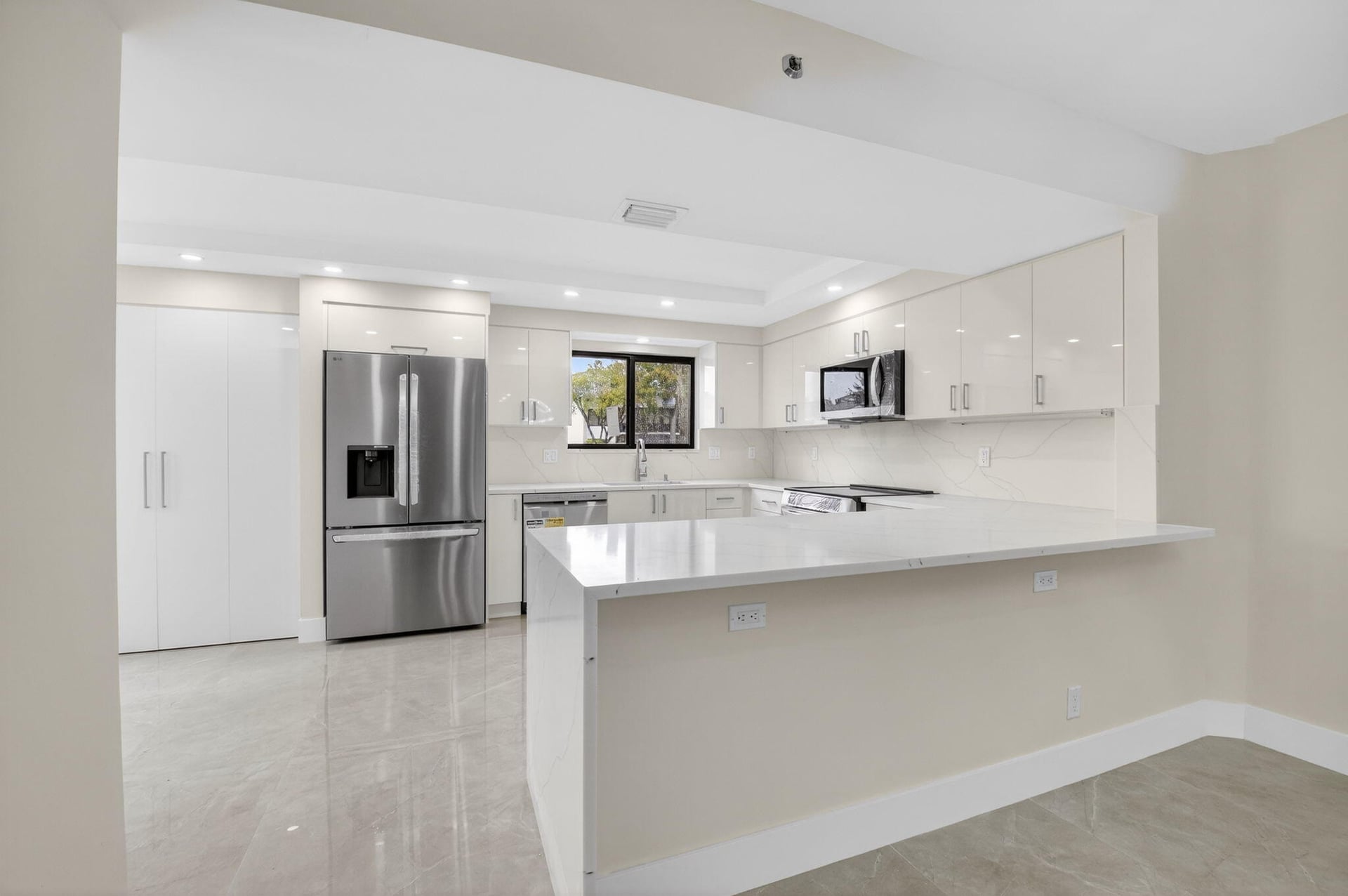 Unit 12501 photo 4